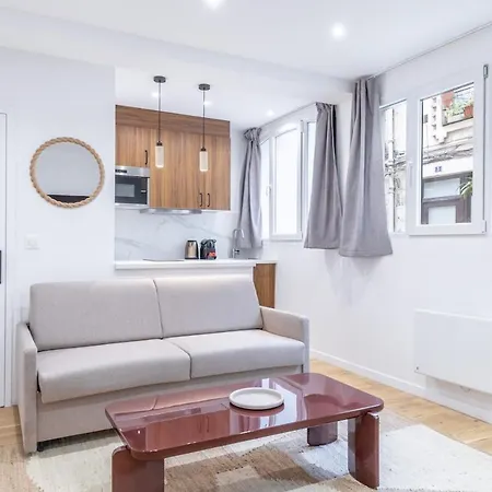 Stylish 4 Stars Near Montmartre & Metro Apartment
